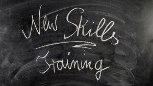 Tafel mit der Aufschrift "New Skills - Training"